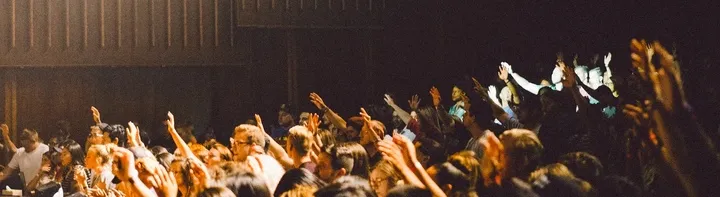 Persone che alzano la mano in una conferenza